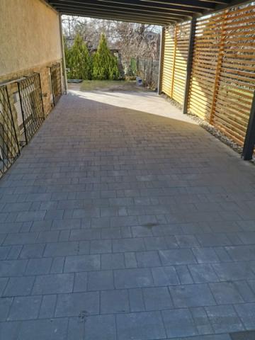 Ragasztott fa szerkezetű, polikabonát fedesű kocsibeálló térkövezéssel 07