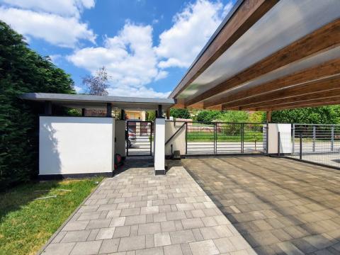 Ragasztott fa szerkezetű kocsibeálló, polikabonát fedessel