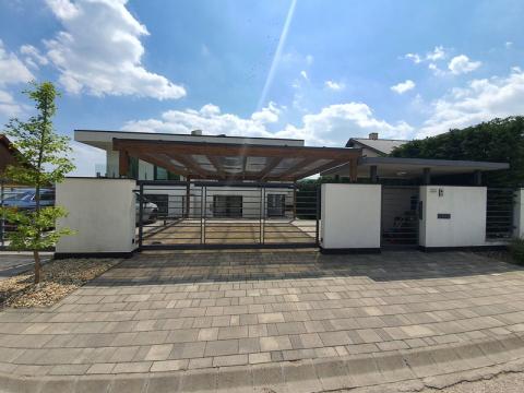 Ragasztott fa szerkezetű kocsibeálló, polikabonát fedessel