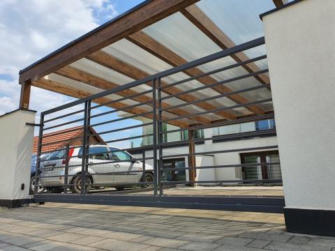 Ragasztott fa szerkezetű kocsibeálló, polikabonát fedessel