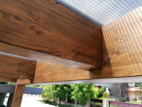 Ragasztott fa szerkezetű kocsibeálló, polikabonát fedessel