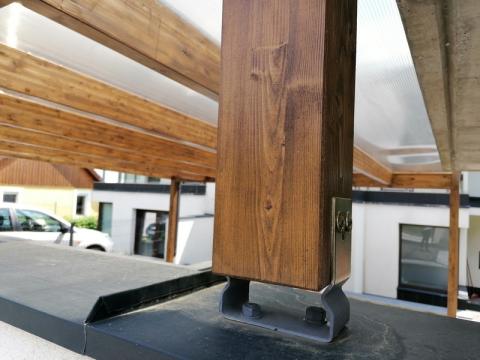 Ragasztott fa szerkezetű kocsibeálló, polikabonát fedessel