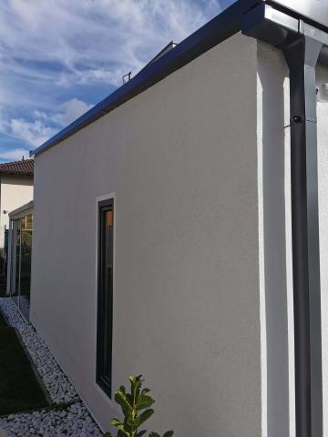 Zárt garázs szendvicspanel tetővel. Könnyűszerkezetes megoldás, elektromos garázskapuval.