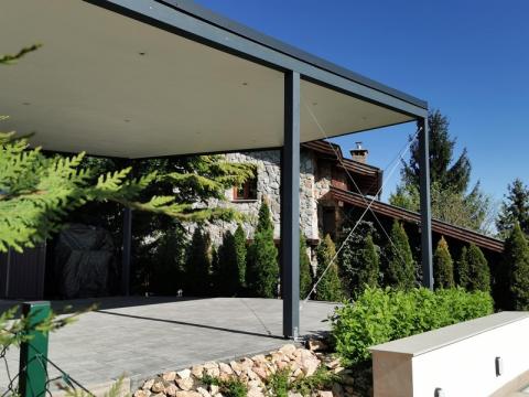 Ragasztott fa szerkezetű, trapéz lemez fedésű kocsibeállo, belső borítassal 03