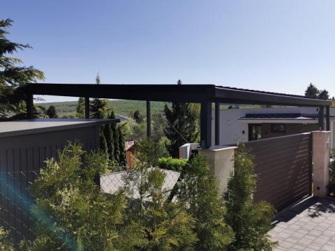 Ragasztott fa szerkezetű, trapéz lemez fedésű kocsibeállo, belső borítassal 04