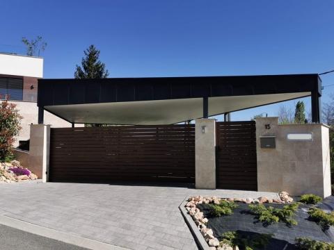 Ragasztott fa szerkezetű, trapéz lemez fedesű kocsibealló 01