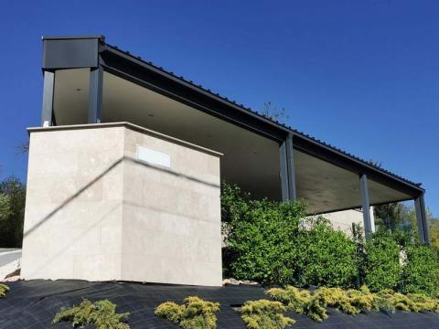 Ragasztott fa szerkezetű, trapéz lemez fedesű kocsibealló 03