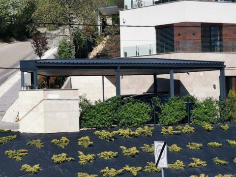 Ragasztott fa szerkezetű, trapéz lemez fedesű kocsibealló 04