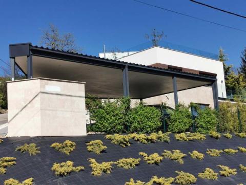 Ragasztott fa szerkezetű, trapéz lemez fedesű kocsibealló 05