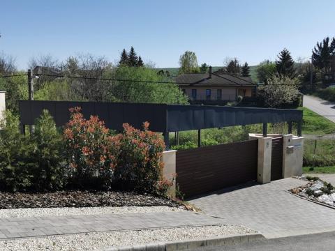 Ragasztott fa szerkezetű, trapéz lemez fedesű kocsibealló 06