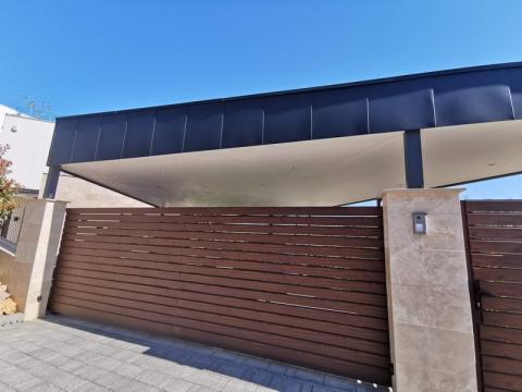 Ragasztott fa szerkezetű, trapéz lemez fedesű kocsibealló 07