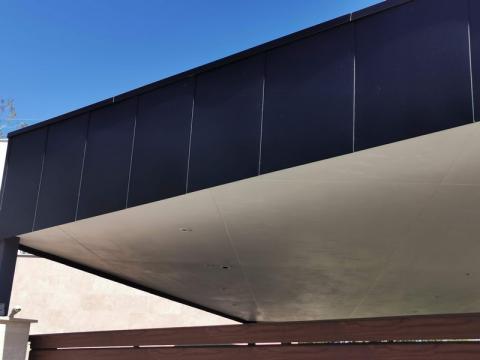 Ragasztott fa szerkezetű, trapéz lemez fedesű kocsibealló 08