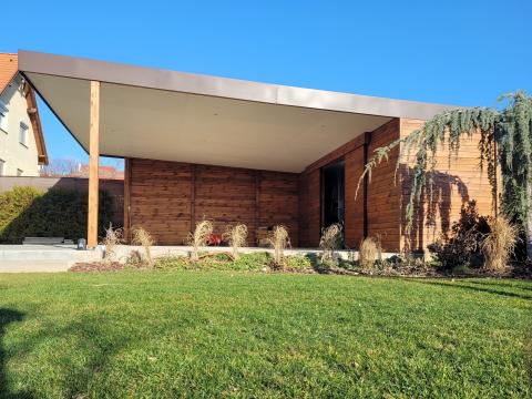 Ragasztott fa szerkezetű trapézlemez fedésű dupla kocsibeálló tárolóval 04