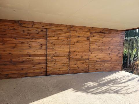 Ragasztott fa szerkezetű trapézlemez fedésű dupla kocsibeálló tárolóval - tolóajtó 06