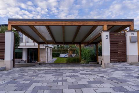 Ragasztott fa kocsibeallo polikarbonat es szendvicspanel fedessel 8 0