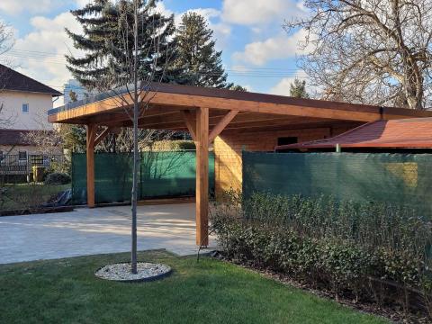 ragasztott fa szerkezetű kocsibeálló szendvicspanel fedéssel, tárolóval