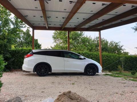 Ragasztottfa szerkezetű autóbeálló napelemes fedéssel