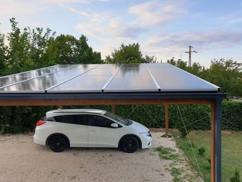 Ragasztottfa szerkezetű autóbeálló napelemes fedéssel
