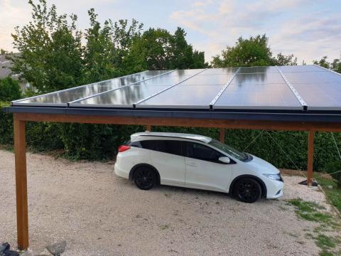Ragasztottfa szerkezetű autóbeálló napelemes fedéssel