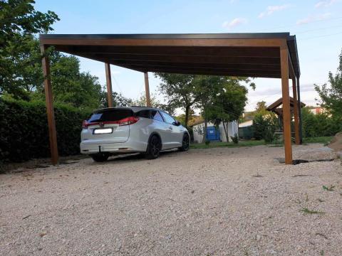 Ragasztottfa szerkezetű autóbeálló napelemes fedéssel