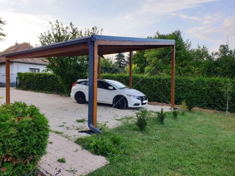 Ragasztottfa szerkezetű autóbeálló napelemes fedéssel