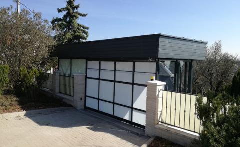 Üveggarázs utca front