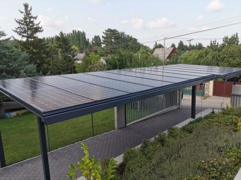 Napelem fedésű autóbeálló vasszerkezettel