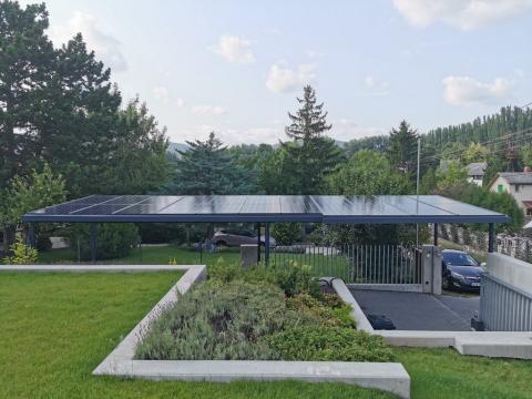 Napelem fedésű autóbeálló vasszerkezettel