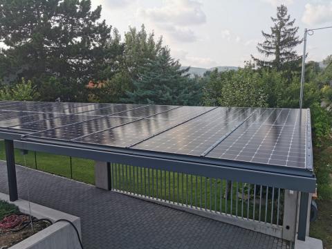 Napelem fedésű autóbeálló vasszerkezettel