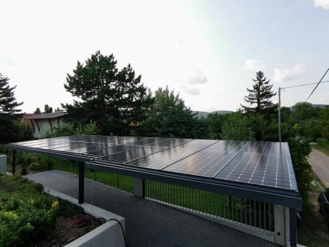 Napelem fedésű autóbeálló vasszerkezettel