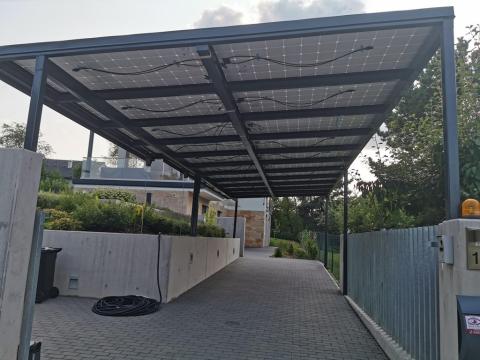 Napelem fedésű autóbeálló vasszerkezettel