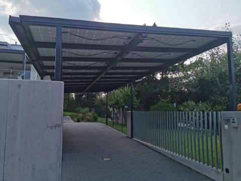 Napelem fedésű autóbeálló vasszerkezettel