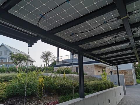 Napelem fedésű autóbeálló vasszerkezettel