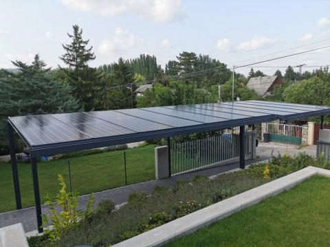 Napelem fedésű autóbeálló vasszerkezettel