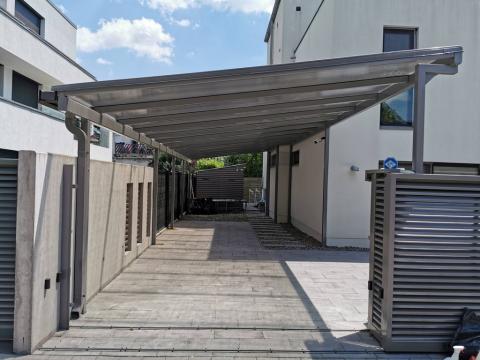 Egyedi autóbeálló vas szerkezettel és polikarbonát tetővel