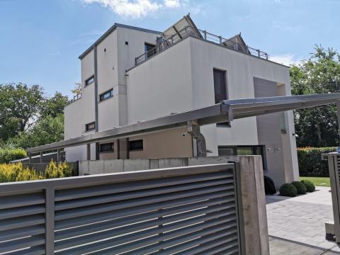 Egyedi autóbeálló vas szerkezettel és polikarbonát tetővel