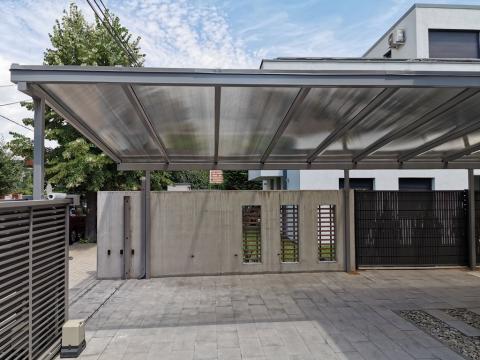 Egyedi autóbeálló vas szerkezettel és polikarbonát tetővel