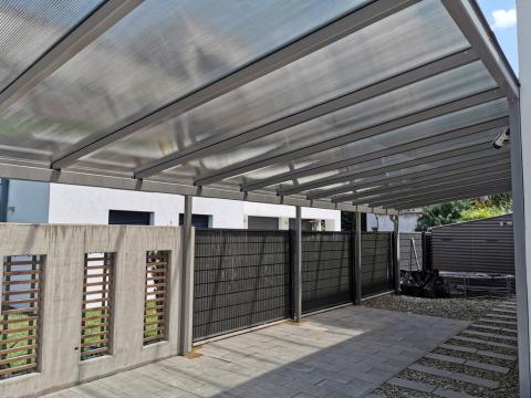 Egyedi autóbeálló vas szerkezettel és polikarbonát tetővel