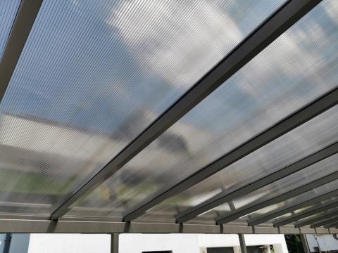 Egyedi autóbeálló vas szerkezettel és polikarbonát tetővel