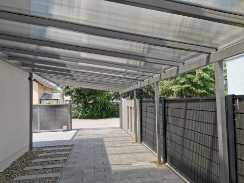 Egyedi autóbeálló vas szerkezettel és polikarbonát tetővel