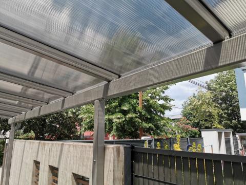 Egyedi autóbeálló vas szerkezettel és polikarbonát tetővel