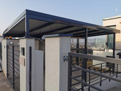 Vas szerkezetű, szendvicspanel fedésű kocsibeálló 02