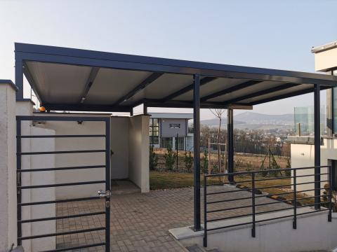 Vas szerkezetű, szendvicspanel fedésű kocsibeálló 03