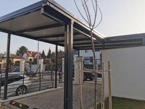 Vas szerkezetű, szendvicspanel fedésű kocsibeálló 04