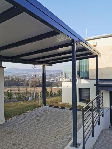 Vas szerkezetű, szendvicspanel fedésű kocsibeálló 05