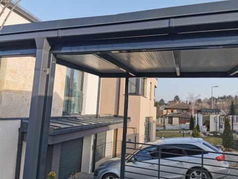 Vas szerkezetű, szendvicspanel fedésű kocsibeálló 06