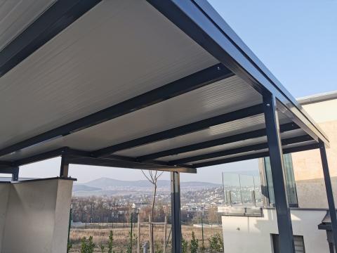 Vas szerkezetű, szendvicspanel fedésű kocsibeálló 07