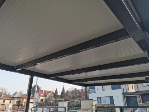 Vas szerkezetű, szendvicspanel fedésű kocsibeálló 08