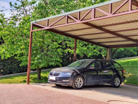 Vas szerkezetű, tripla kocsibeálló, cserepes lemez fedessel 02