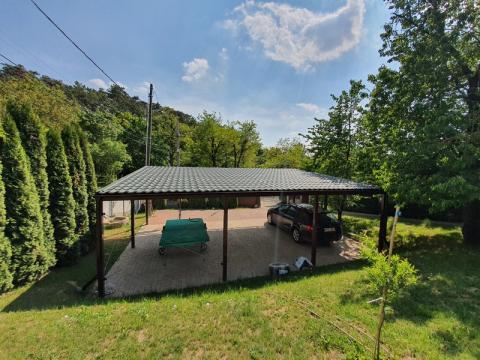 Vas szerkezetű, tripla kocsibeálló, cserepes lemez fedessel 04